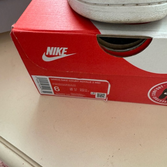 Gentle used Nike high top - Picture 3 of 4